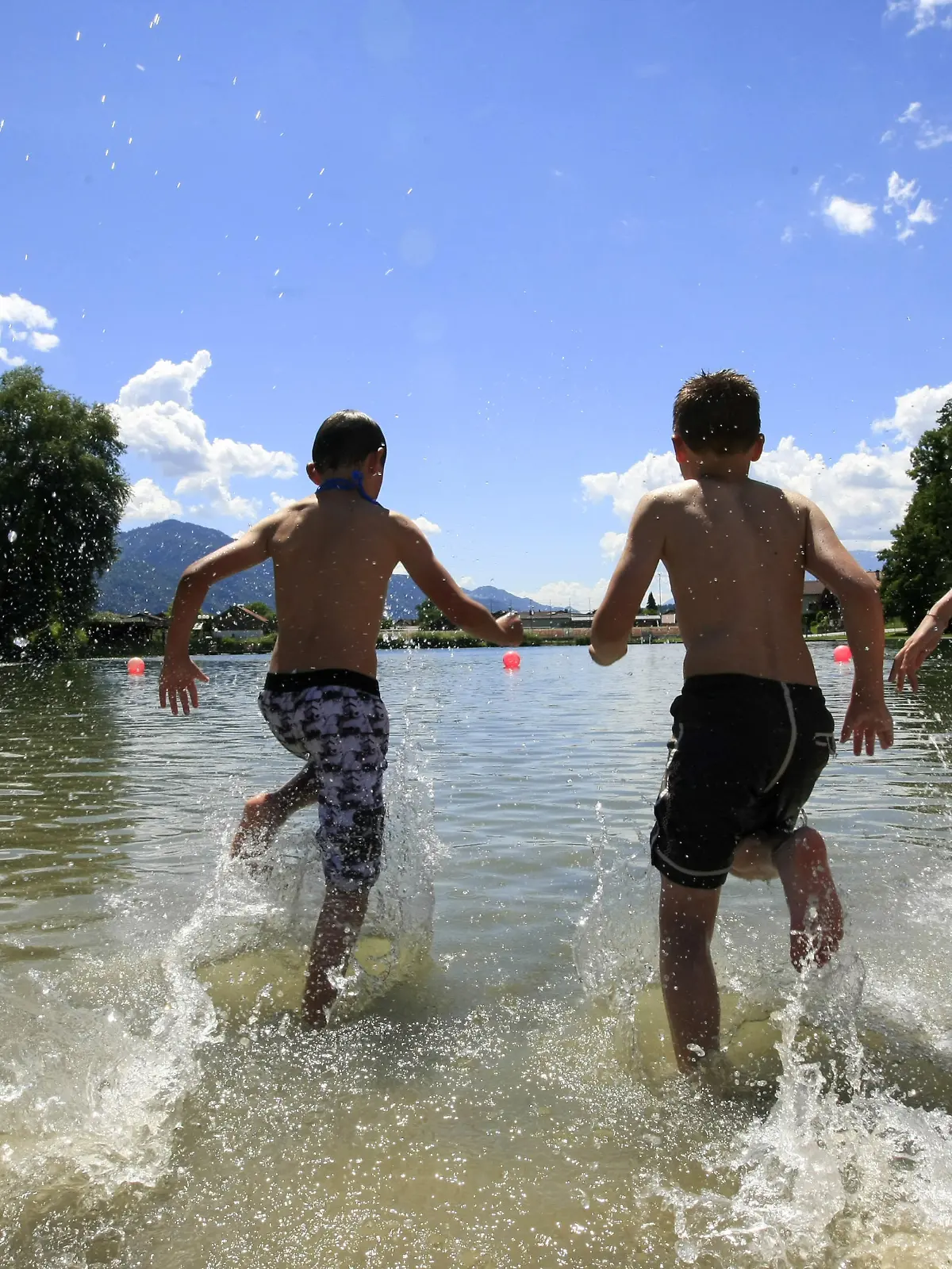 AUT, 2016-06-22; THEMENBILD FEATURES AUFTAKT DER BADESAISON KINDER BEIM SCHWIMMEN - IM KIRCHBICHLER STRANDBAD, rights managed; Foto: Roland Muehlanger |