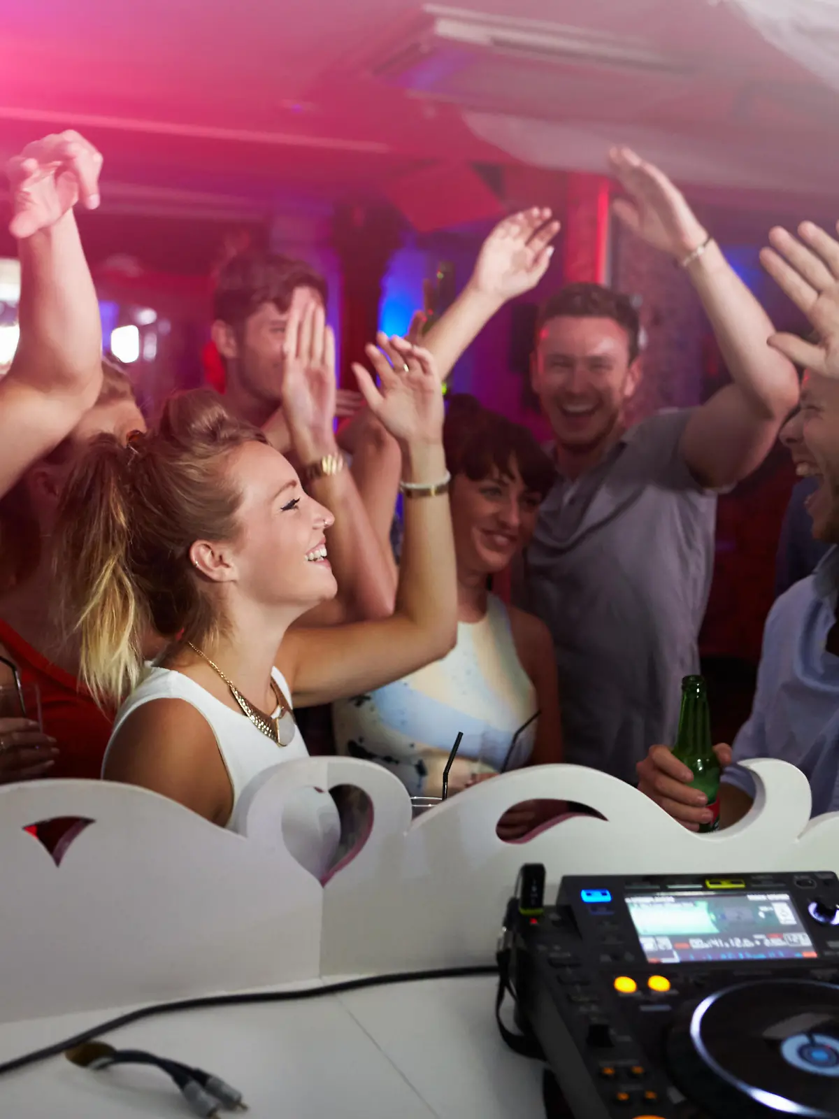 nachtleben;dj;club;diskothek;Bildverwendung nur mit Urhebervermerk: Monkey Business 2/Shotshop/picture alliance. Keine Exlusivverkäufe möglich. || Modellfreigabe vorhanden