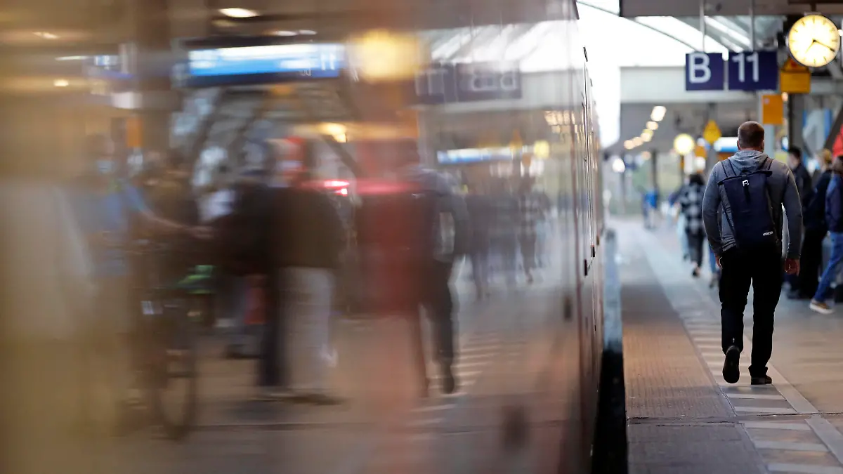 Eine S-Bahn der Deutschen Bahn auf einem Gleis im Kölner Hauptbahnhof. Die Lokführergewerkschaft GDL scheitert zuletzt mit einer Klage gegen die Tarifeinheit im Konzern. Themenbild, Symbolbild Köln, 22.09.2021 *** A Deutsche Bahn S-Bahn train on a track at Colognes main station The train drivers union GDL recently failed with a lawsuit against the collective bargaining unity in the group Topic image, symbol image Cologne, 22 09 2021 Foto:xC.xHardtx/xFuturexImage