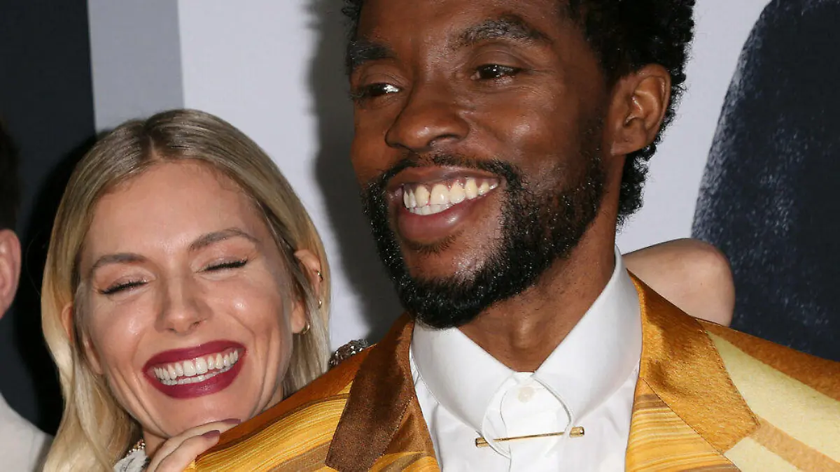 Für Sienna Miller verzichtete Chadwick Boseman auf viel Geld