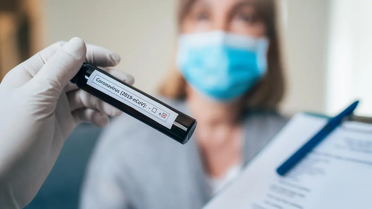 Frau beim Coronatest