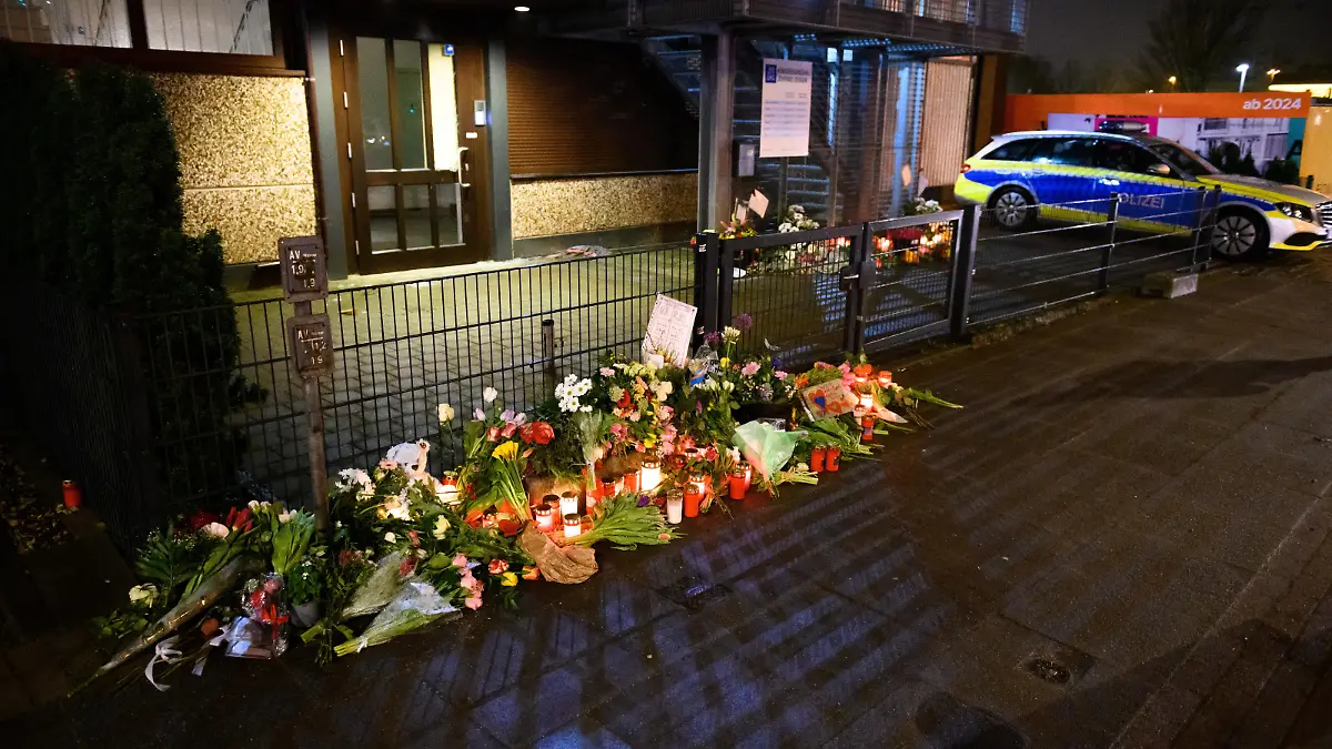 Blumen und Kerzen vor dem Eingangsbereich einer Kirche der Zeugen Jehovas. Bei Schüssen in dem Gebäude sind am 09. März mehrere Menschen getötet und verletzt worden.