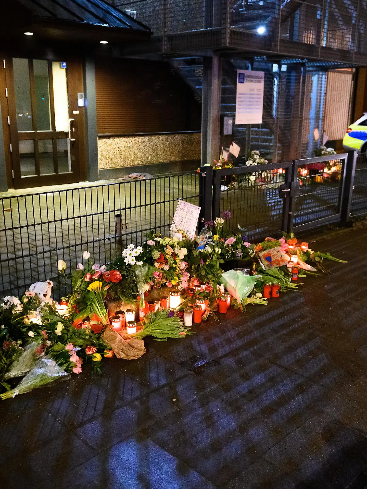 Blumen und Kerzen vor dem Eingangsbereich einer Kirche der Zeugen Jehovas. Bei Schüssen in dem Gebäude sind am 09. März mehrere Menschen getötet und verletzt worden.