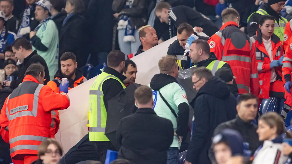 Fußball, Bundesliga, FC Schalke 04 - Bayer 04 Leverkusen, 26. Spieltag, Veltins Arena. Rettungssanitäter sind während des Spiels im Einsatz. Ein Todesfall auf der Tribüne hat das Bundesligaspiel überschattet. Ein Fan wurde in den Schlussminuten der Partie zunächst medizinisch betreut. Während der Pressekonferenz nach dem Spiel sagte eine Sprecherin der Schalker: «Wir haben soeben die Nachricht erhalten, dass er leider verstorben ist.»