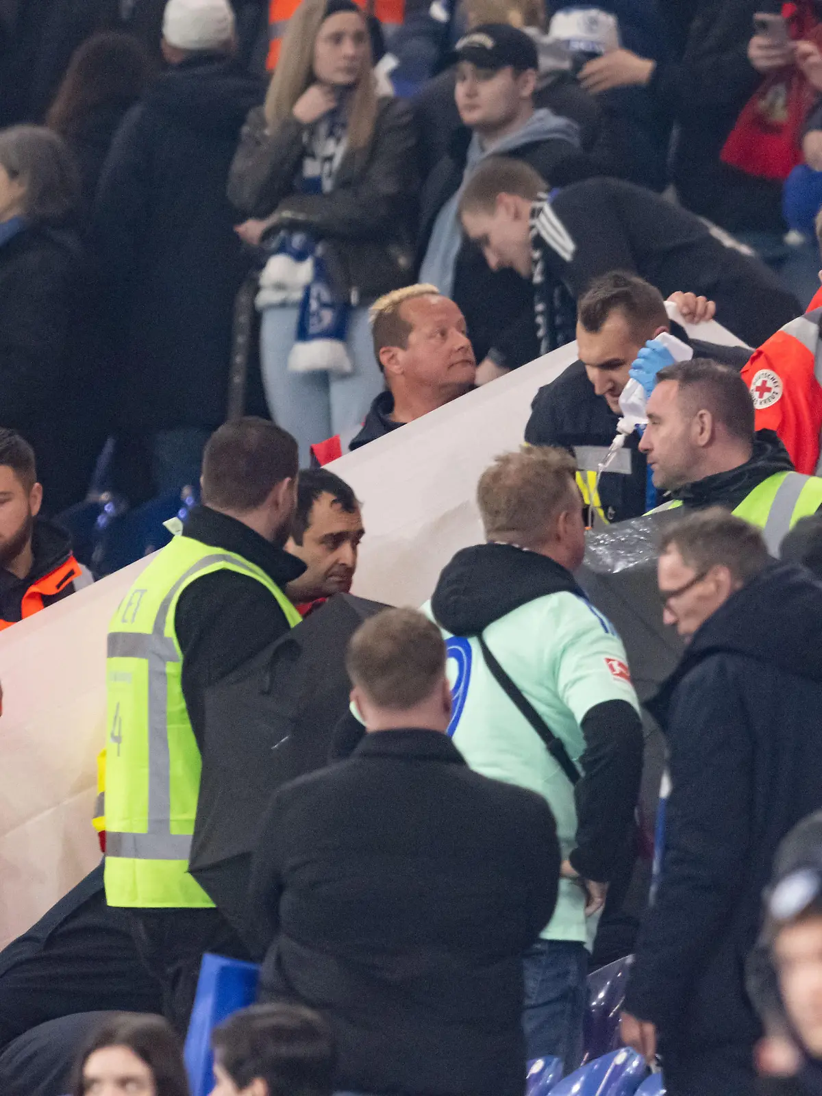 Fußball, Bundesliga, FC Schalke 04 - Bayer 04 Leverkusen, 26. Spieltag, Veltins Arena. Rettungssanitäter sind während des Spiels im Einsatz. Ein Todesfall auf der Tribüne hat das Bundesligaspiel überschattet. Ein Fan wurde in den Schlussminuten der Partie zunächst medizinisch betreut. Während der Pressekonferenz nach dem Spiel sagte eine Sprecherin der Schalker: «Wir haben soeben die Nachricht erhalten, dass er leider verstorben ist.»
