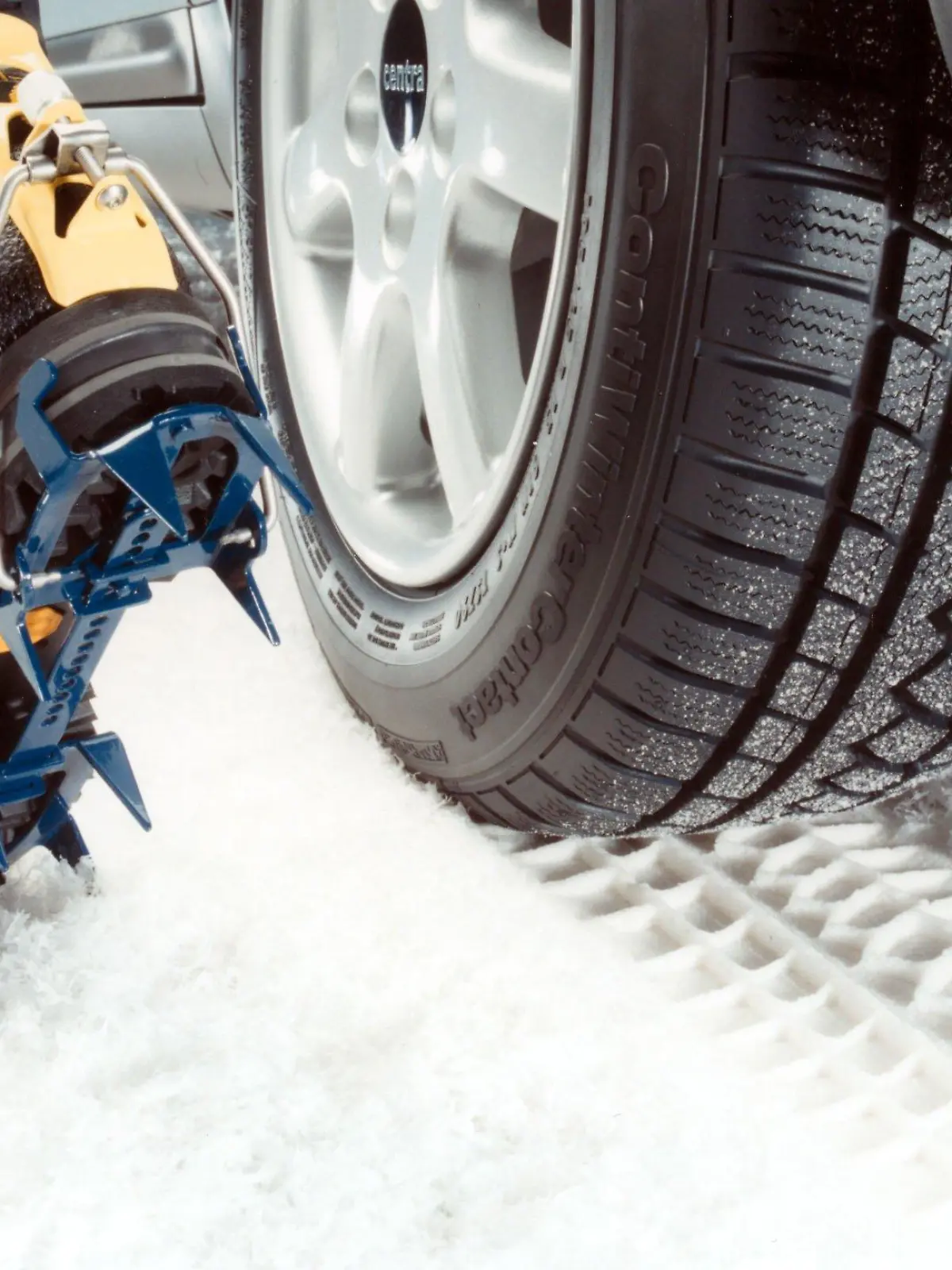 Zum Themendienst-Bericht "Auto/Winter/Reifen/KORR/" von Thomas Geigervom 26. Dezember: Mehr Griff auf glatten Grund - immer mehr Autofahrer montieren während der kalten Jahreszeit Winterreifen. (Honorarfreie Veröffentlichung nur für gms-Themendienst-Bezieher mit dem Quellenhinweis "Continental/gms") Foto: Continental