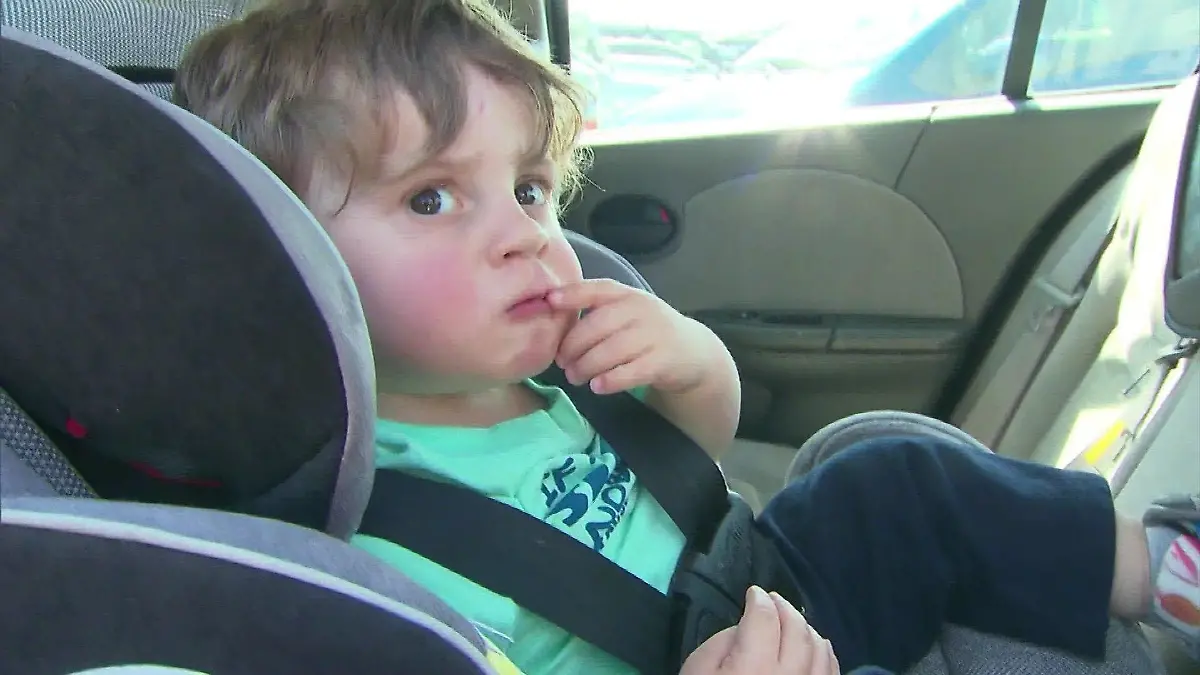 Kleinkind im Auto-Kindersitz