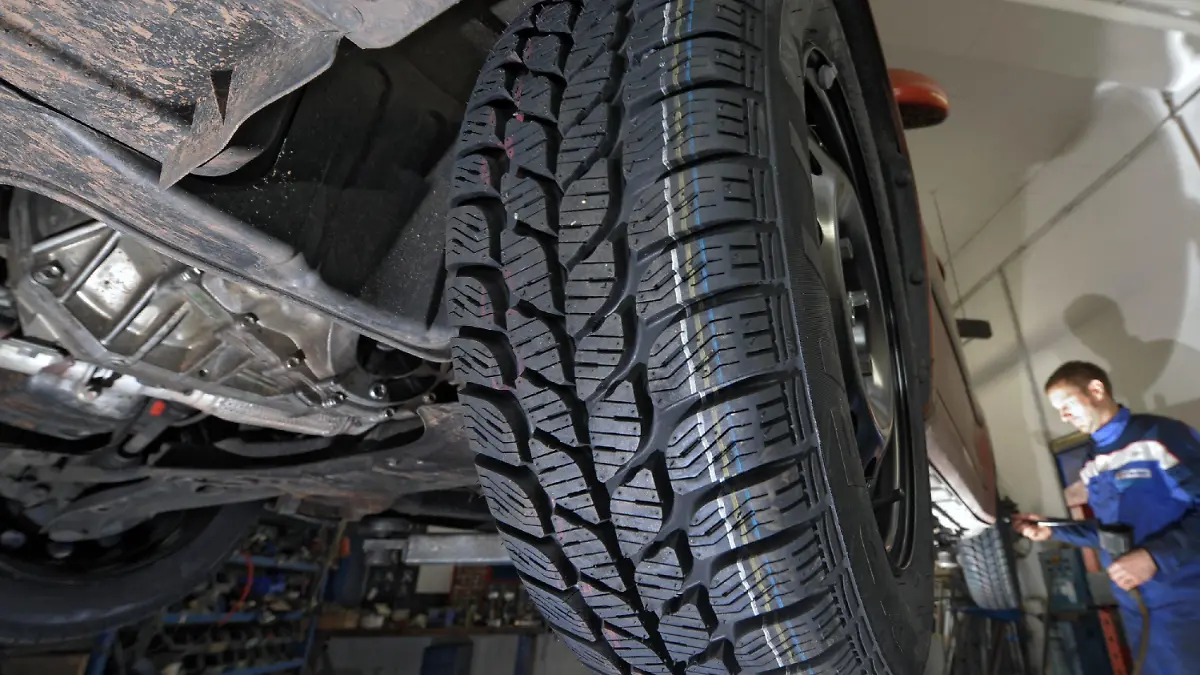 In einem KFZ-Meisterbetrieb in Hartmannsdorf (Saale-Holzland-Kreis) montiert ein Mechaniker am Mittwoch (14.10.2009) neue Winterreifen an einem PKW. Bedingt durch die Abwrackprämie und die damit gestiegene Zahl von Neuwagen auf deutschen Straßen rechnen Experten für diese Saison mit einer starken Nachfrage nach Winterreifen. Foto: Jan-Peter Kasper dpa/lth +++(c) dpa - Bildfunk+++