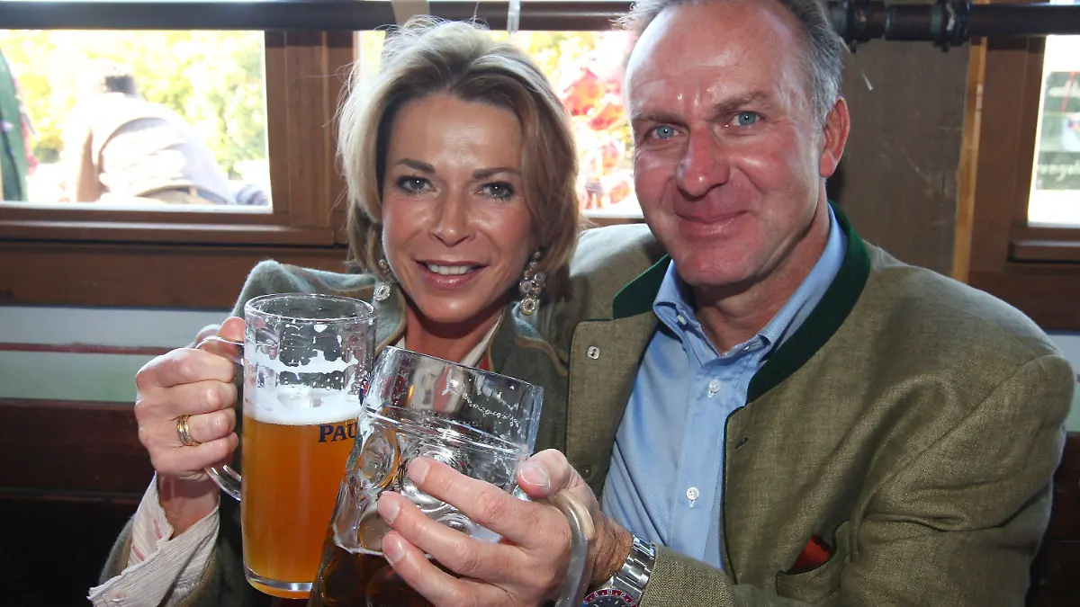 MUNICH, GERMANY - OCTOBER 05: Karl Heinz Rummenigge (R) of Bayern Muenchen and wife Martina attend the Kaefer beer tent at the Oktoberfest beer festival on October 5, 2008 in Munich, Germany. (Photo by Johannes Simon/Bongarts/Getty Images)