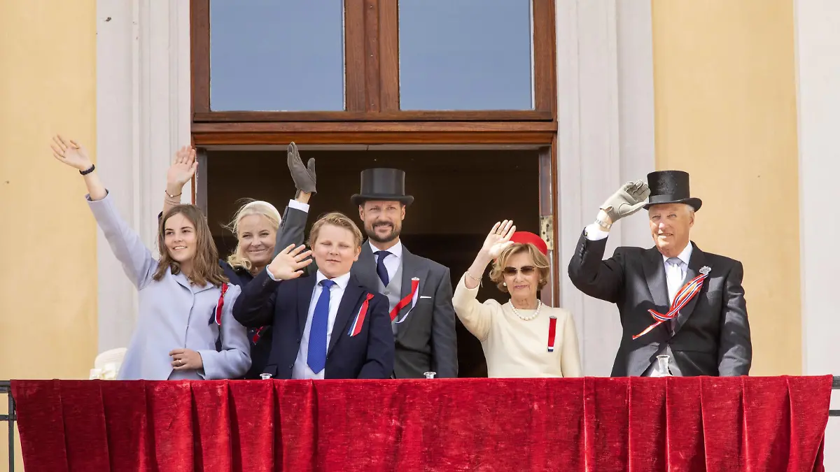 17-05-2019 Oslo Norwegian royal family on the balcony during the childrens parade on National day at the palace square in Oslo. Princess Mette Marit and Prince Haakon and Princess Ingrid Alexandra and Prince Sverre Magnus and King Harald and Queen Sonja PUBLICATIONxINxGERxSUIxAUTxONLY Copyright: xPPEx  