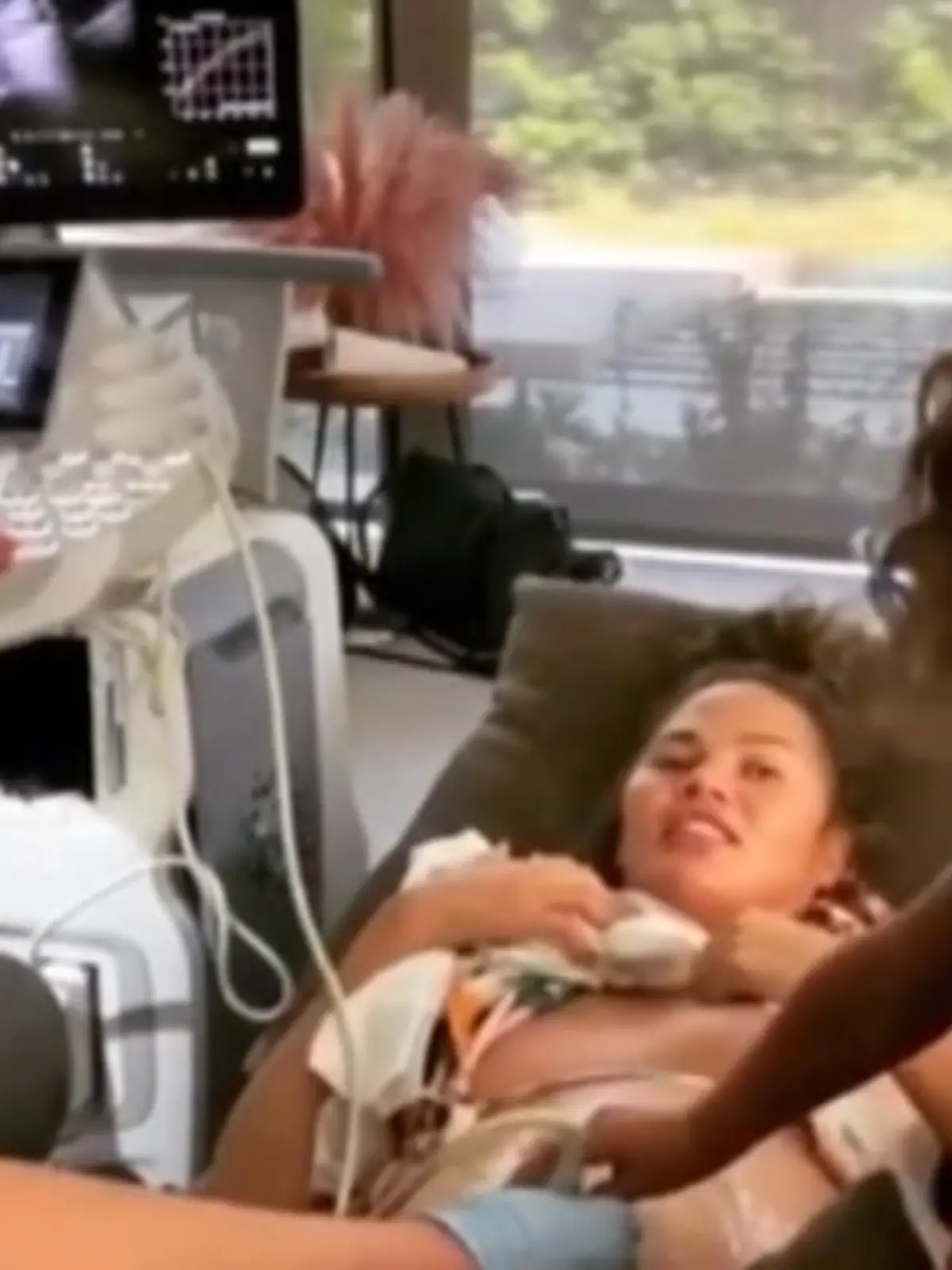 Bild zu: "Ultraschalluntersuchung von Chrissy Teigen"
