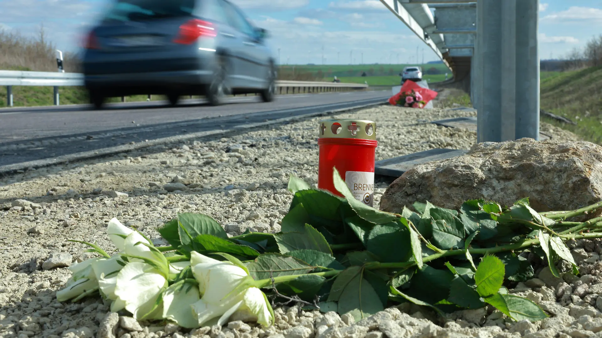 04.04.2023, Thüringen, Mühlhausen: Blumen liegen an der Unfallstelle an der Bundesstraße B247. Neue Wende bei den Ermittlungen zu dem schockierenden Unfall mit sieben Toten in Thüringen: Drei Tage nach dem verheerenden Unglück in Bad Langensalza kommt nun auch ein 34-Jähriger in Betracht, möglicherweise den unfallverursachenden Wagen gefahren zu haben. Foto: Michael Reichel/dpa +++ dpa-Bildfunk +++