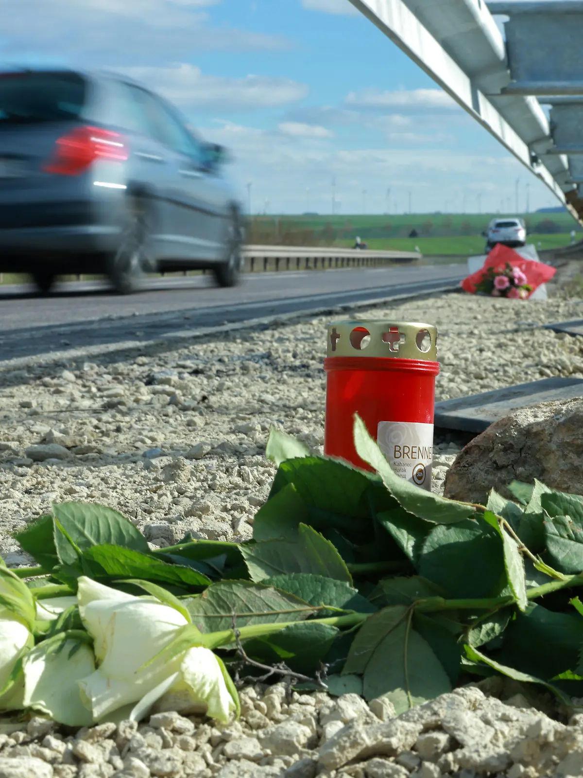 04.04.2023, Thüringen, Mühlhausen: Blumen liegen an der Unfallstelle an der Bundesstraße B247. Neue Wende bei den Ermittlungen zu dem schockierenden Unfall mit sieben Toten in Thüringen: Drei Tage nach dem verheerenden Unglück in Bad Langensalza kommt nun auch ein 34-Jähriger in Betracht, möglicherweise den unfallverursachenden Wagen gefahren zu haben. Foto: Michael Reichel/dpa +++ dpa-Bildfunk +++