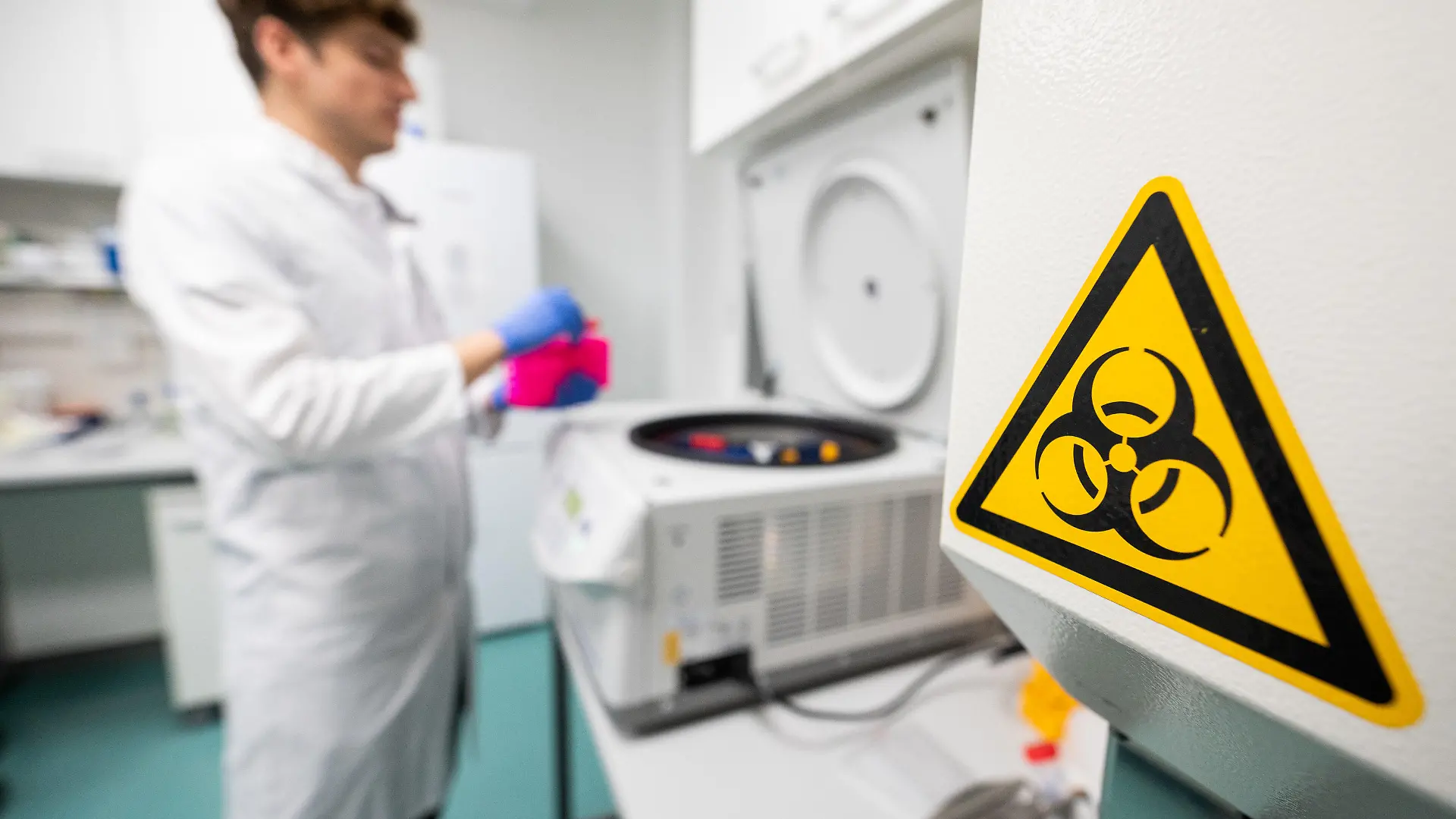 23.01.2020, Berlin: Ein Laborant bestückt eine Zentrifuge im Institut für Virologie an der Charité Berlin Mitte, in dem Untersuchungen zum Coronavirus laufen. Die chinesische Regierung hat die besonders schwer von der durch den Coronavirus ausgelösten neuen Lungenkrankheit betroffene Millionenmetropole Wuhan praktisch abgeriegelt. Foto: Christophe Gateau/dpa +++ dpa-Bildfunk +++