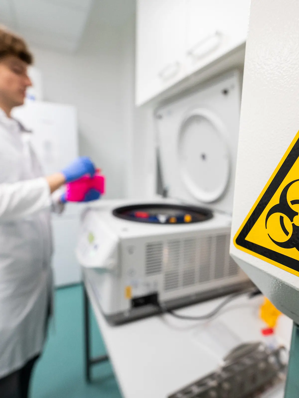 23.01.2020, Berlin: Ein Laborant bestückt eine Zentrifuge im Institut für Virologie an der Charité Berlin Mitte, in dem Untersuchungen zum Coronavirus laufen. Die chinesische Regierung hat die besonders schwer von der durch den Coronavirus ausgelösten neuen Lungenkrankheit betroffene Millionenmetropole Wuhan praktisch abgeriegelt. Foto: Christophe Gateau/dpa +++ dpa-Bildfunk +++