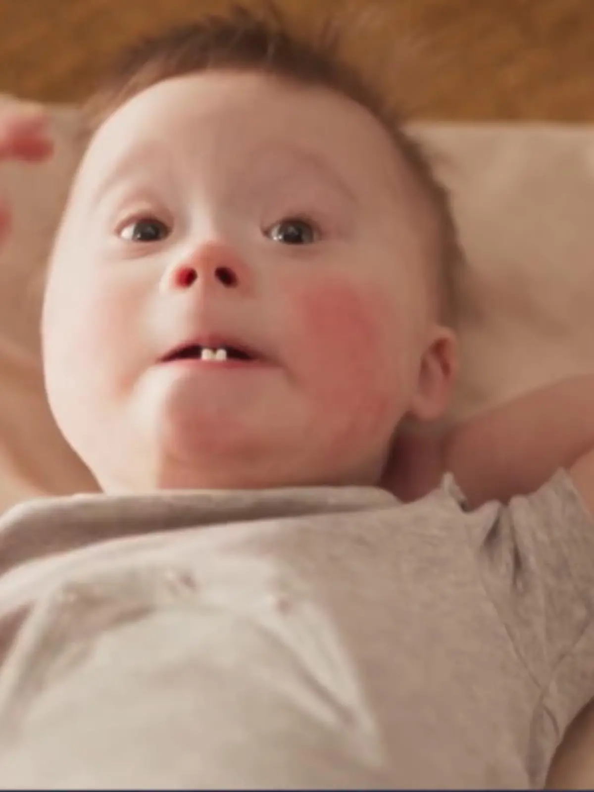Ein Windel-Herstelelr hat eine Werbung veröffentlicht, bei der erstmalig Babys mit dem Down-Syndrom zu sehen sind.
