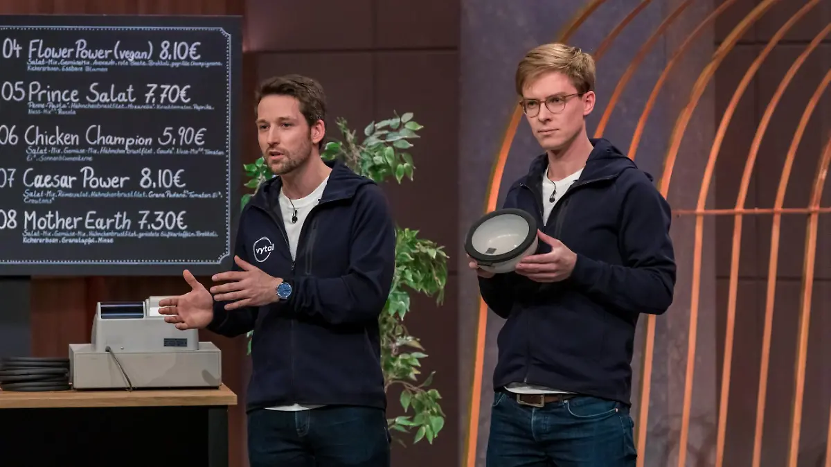 Tim Breker (l.) und Sven Witthöft präsentieren mit "Vytal" Verpackungssharing für Take Away und Lieferessen. Sie erhoffen sich ein Investment von 450.000 Euro für 10 Prozent der Anteile an ihrem Unternehmen. Die Verwendung des sendungsbezogenen Materials ist nur mit dem Hinweis und Verlinkung auf TVNOW gestattet.