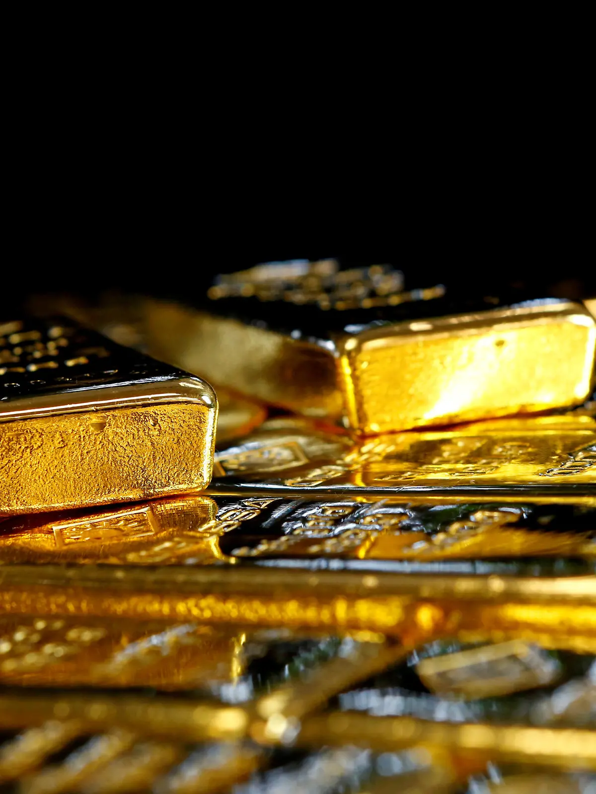 FILE PHOTO: FILE PHOTO: Gold bars at the Austrian Gold and Silver Separating Plant in Vienna, Austria, March 18, 2016. REUTERS/Leonhard Foeger/File Photo/File Photo