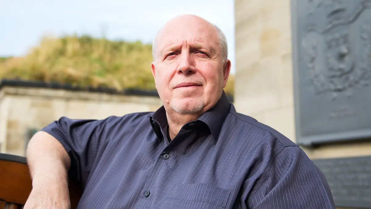ARCHIV - 17.07.2013, Saarland, Saarlouis: Reiner Calmund steht vor dem Stadtwappen von Saarlouis. Der frühere deutsche Fußball-Funktionär und TV-Entertainer hat sich im Kampf gegen sein Übergewicht einer Magenverkleinerung unterzogen. (zu dpa "Calmund nach Magenverkleinerung: «Ich fühle mich gut»") Foto: Oliver Dietze/dpa +++ dpa-Bildfunk +++