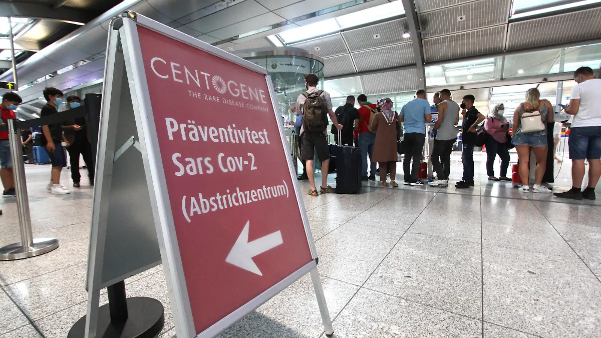 Großer Andrang von Reiserückkehrern und Einreisende an einem Covid-19 Testzentrum von Centogene im Flughafen Frankfurt, die sich nach Reiseende auf Corona testen lassen, Hessen, Deutschland *** Large crowd of people returning and entering the country at a Centogene Covid 19 test centre at Frankfurt Airport, who are tested on Corona after the end of their journey, Hesse, Germany