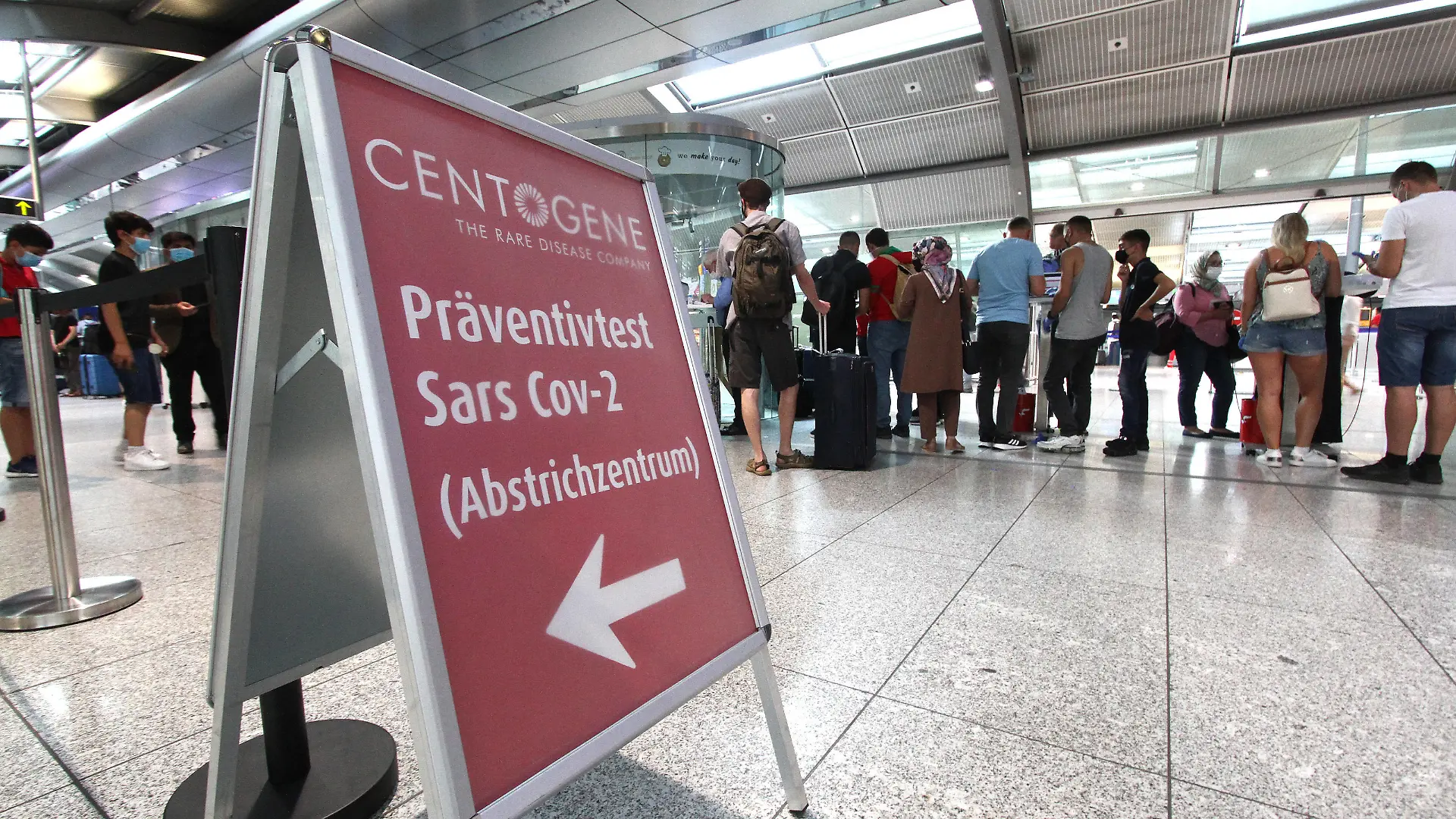 Großer Andrang von Reiserückkehrern und Einreisende an einem Covid-19 Testzentrum von Centogene im Flughafen Frankfurt, die sich nach Reiseende auf Corona testen lassen, Hessen, Deutschland *** Large crowd of people returning and entering the country at a Centogene Covid 19 test centre at Frankfurt Airport, who are tested on Corona after the end of their journey, Hesse, Germany