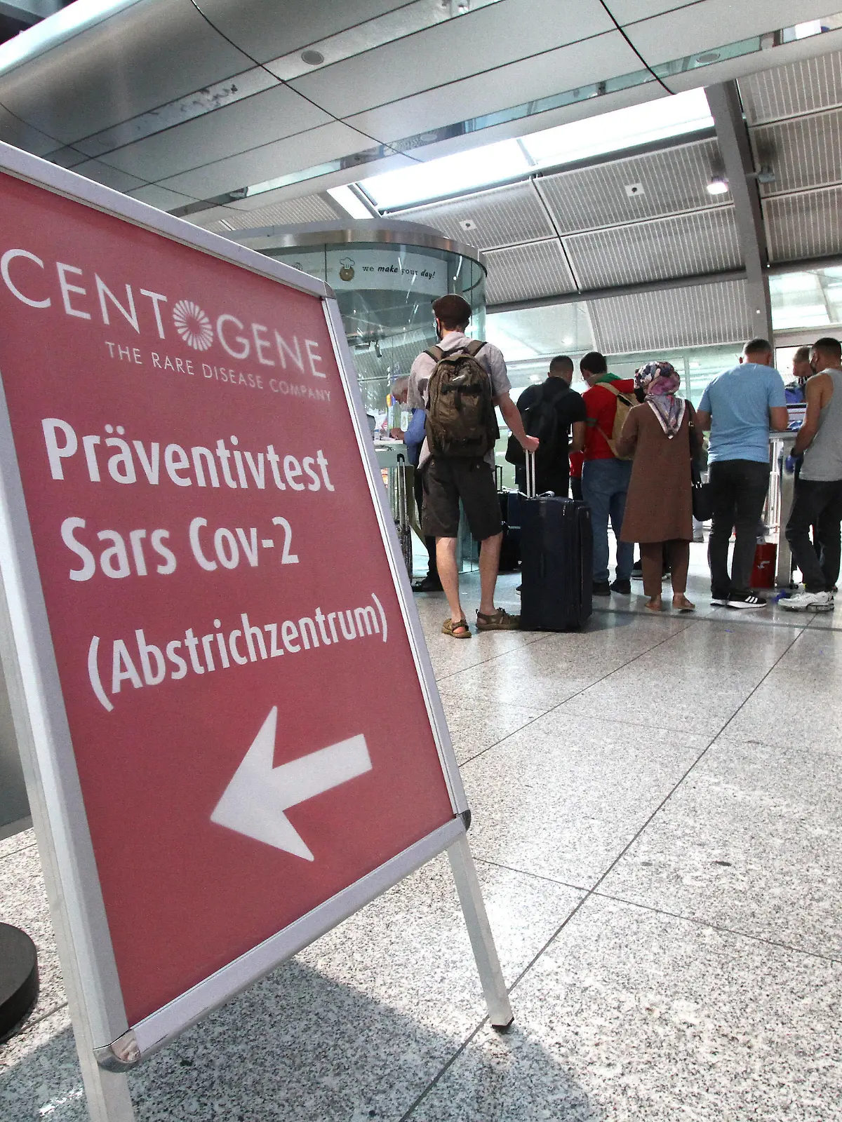  Großer Andrang von Reiserückkehrern und Einreisende an einem Covid-19 Testzentrum von Centogene im Flughafen Frankfurt, die sich nach Reiseende auf Corona testen lassen, Hessen, Deutschland *** Large crowd of people returning and entering the country at a Centogene Covid 19 test centre at Frankfurt Airport, who are tested on Corona after the end of their journey, Hesse, Germany