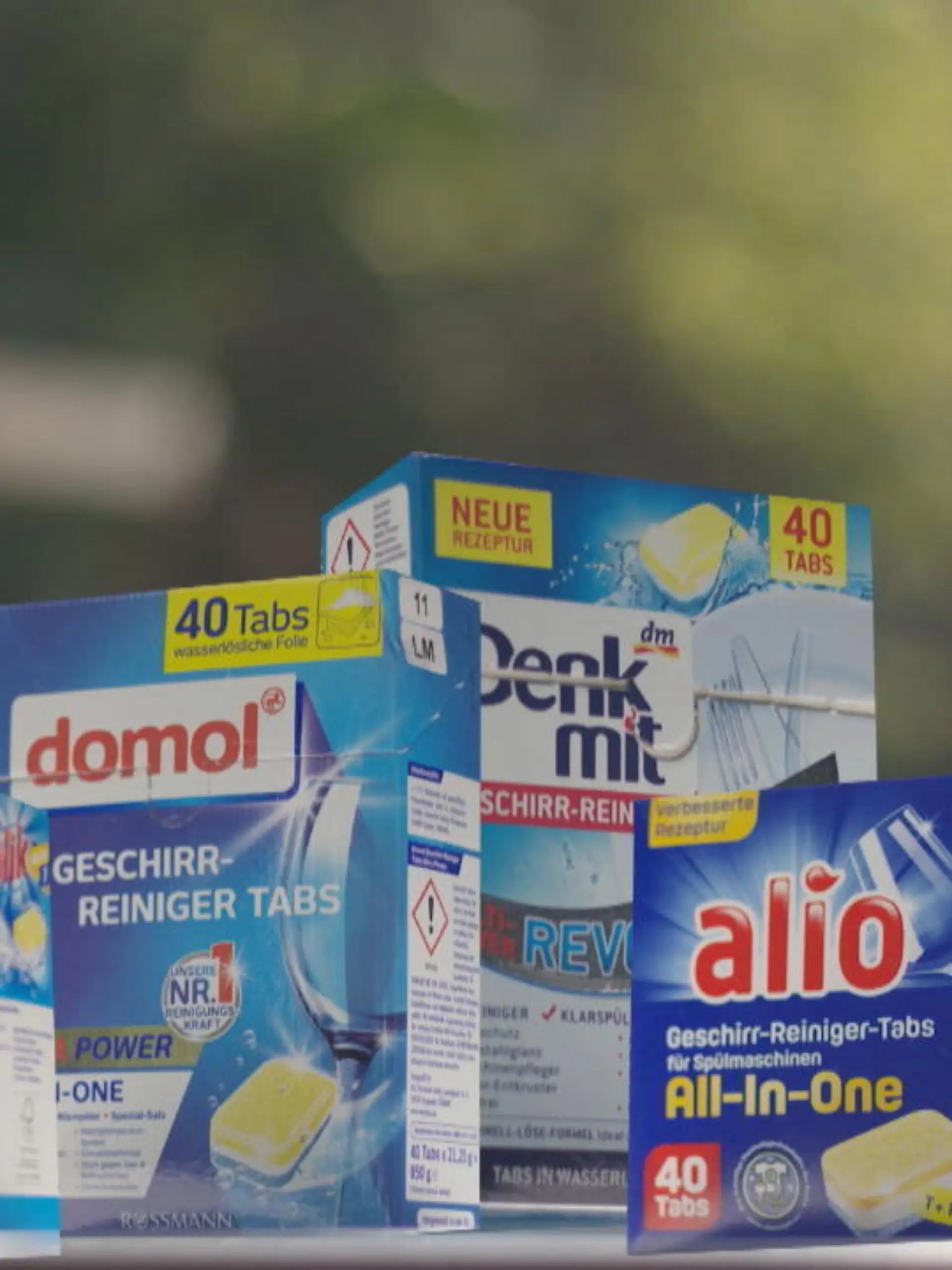 Für eine gute Leistung braucht es keine teuren Geschirrspültabs: Die besten kommen von Discountern und Drogerien. Teure Markenprodukte konnten hingegen nicht so recht überzeugen - eins landet sogar auf dem letzten Platz! Die Ergebnisse von Stiftung Warentest sehen Sie im Video.