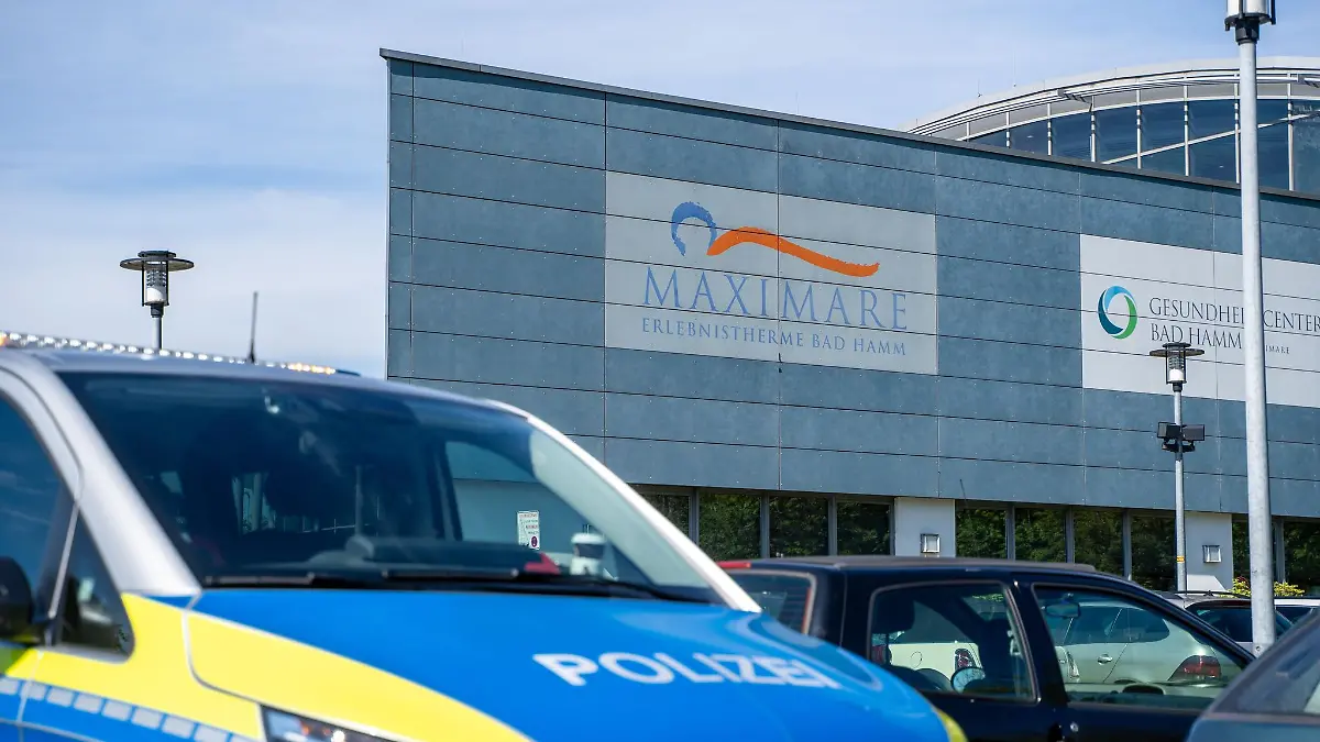 Die Polizei spricht bei dem tödlichen Vorfall im Schwimmbad in Hamm von einem tragischen Unglück.