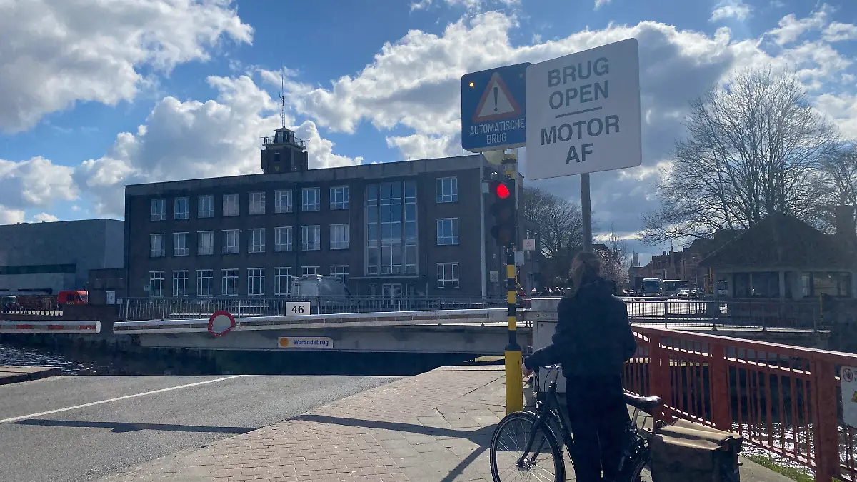 Die Warande-Brücke in Brügge (Belgien) mit heruntergelassener Schranke.