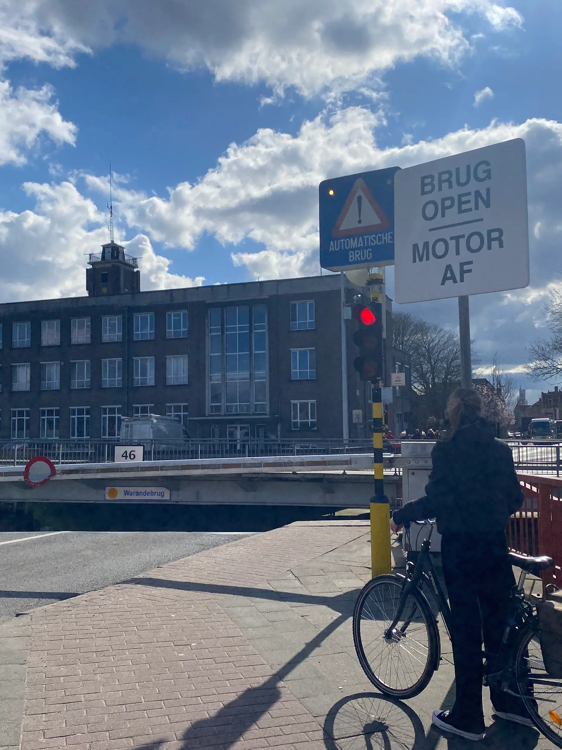 Bild zu: "Opa und Enkelin (10) sterben, als ihr Auto in eine Gracht in Brügge stürzt"
