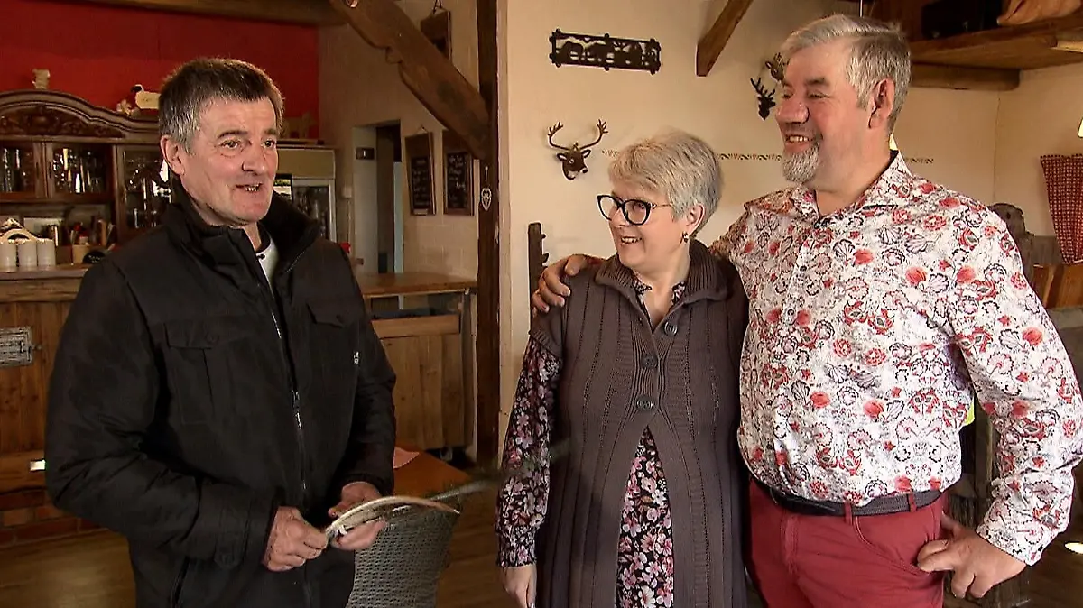Bauer Konrad hat sein erstes Date mit Carla im Hof-Café von Iris und Uwe Abel. 