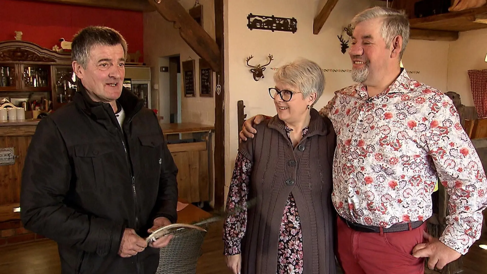 Bauer Konrad hat sein erstes Date mit Carla im Hof-Café von Iris und Uwe Abel. 