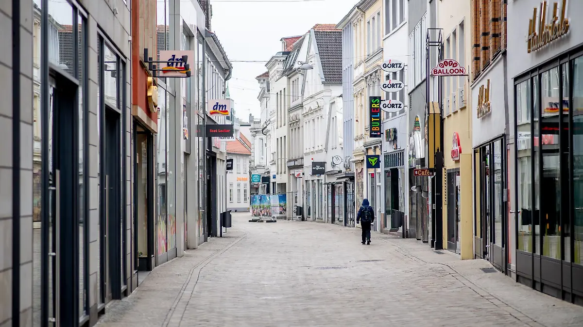 In Oldenburg ist ein Mann von Schüssen aus einer Polizeiwaffe tödlich verletzt worden.