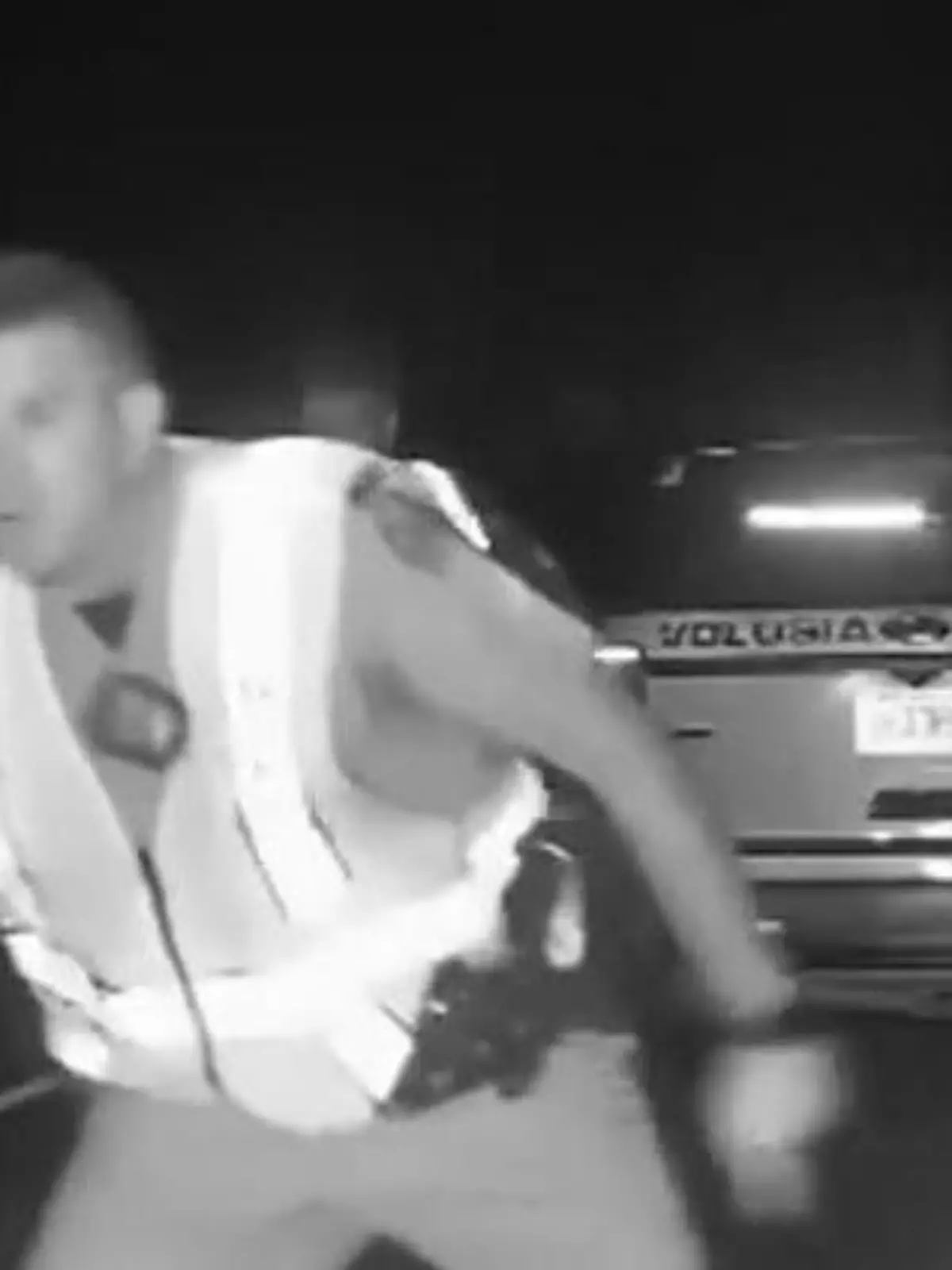 Sprung in den Graben rettet ihr Leben! Auto rast mit Vollgas Polizeistreife