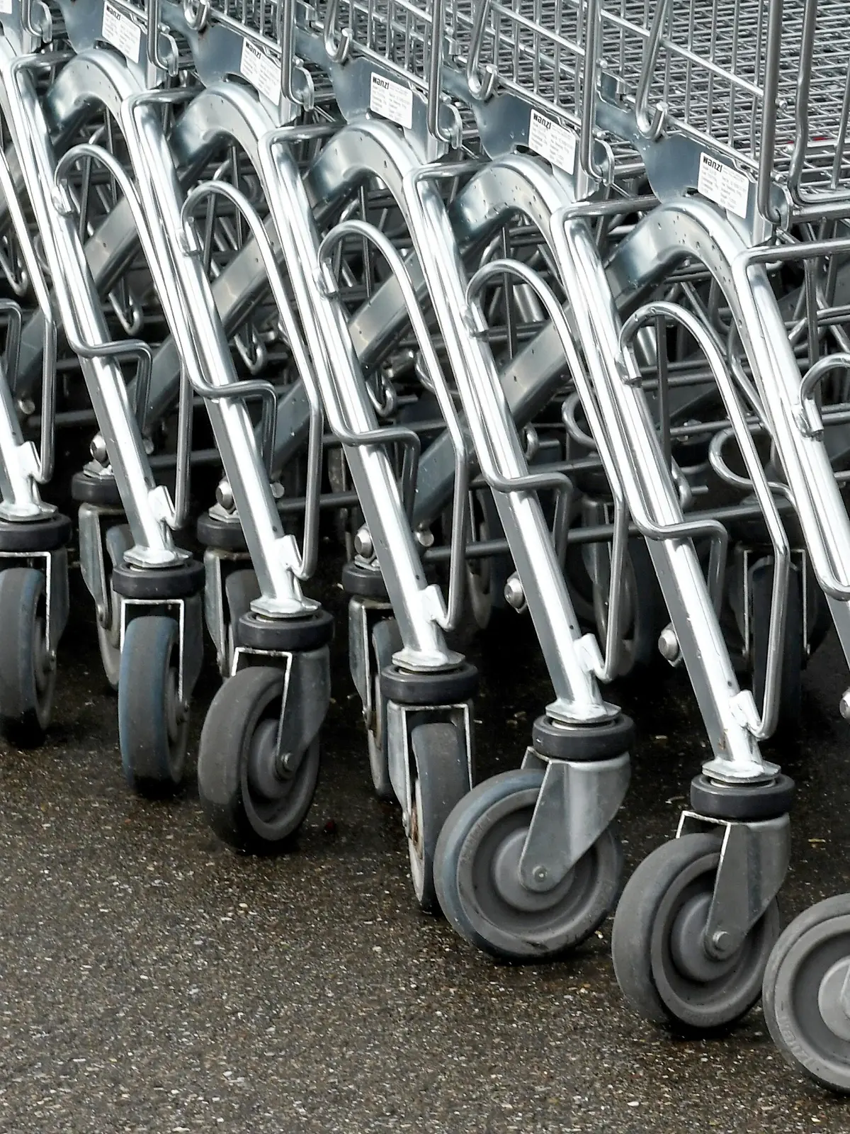 Einkaufswagen stehen vor einem Lebensmittelmarkt im Glottertal. 