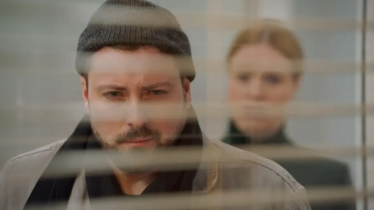 John hat Angst um Claras Leben - und Carlos weiß Bescheid! GZSZ-Folge 8261 vom 29. April 2025 im TV