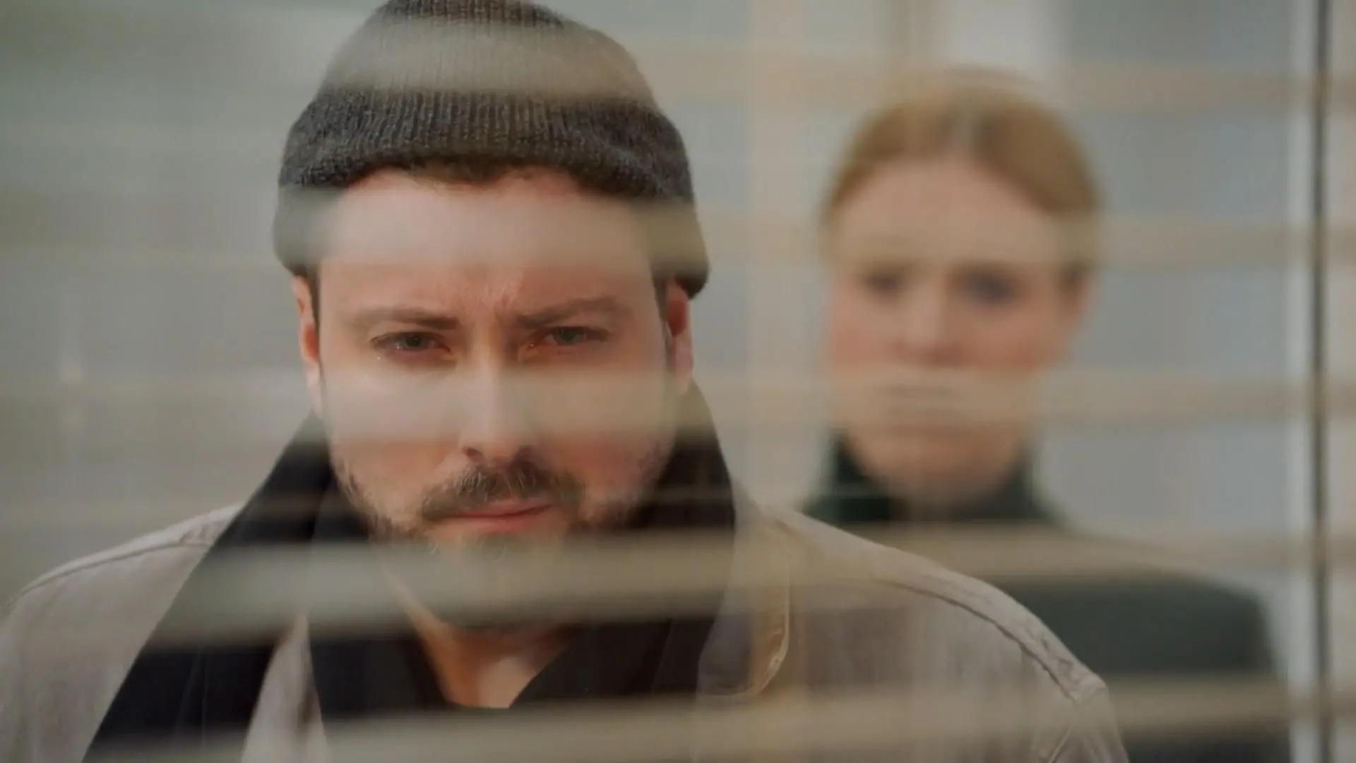 John hat Angst um Claras Leben - und Carlos weiß Bescheid! GZSZ-Folge 8261 vom 29. April 2025 im TV