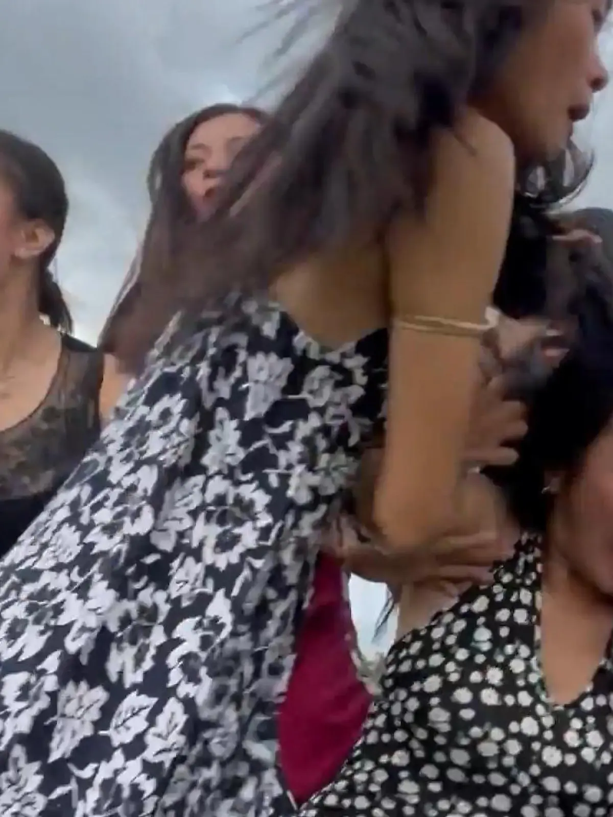 KUHriose Attacke! Rindvieh attackiert Girls-Gang