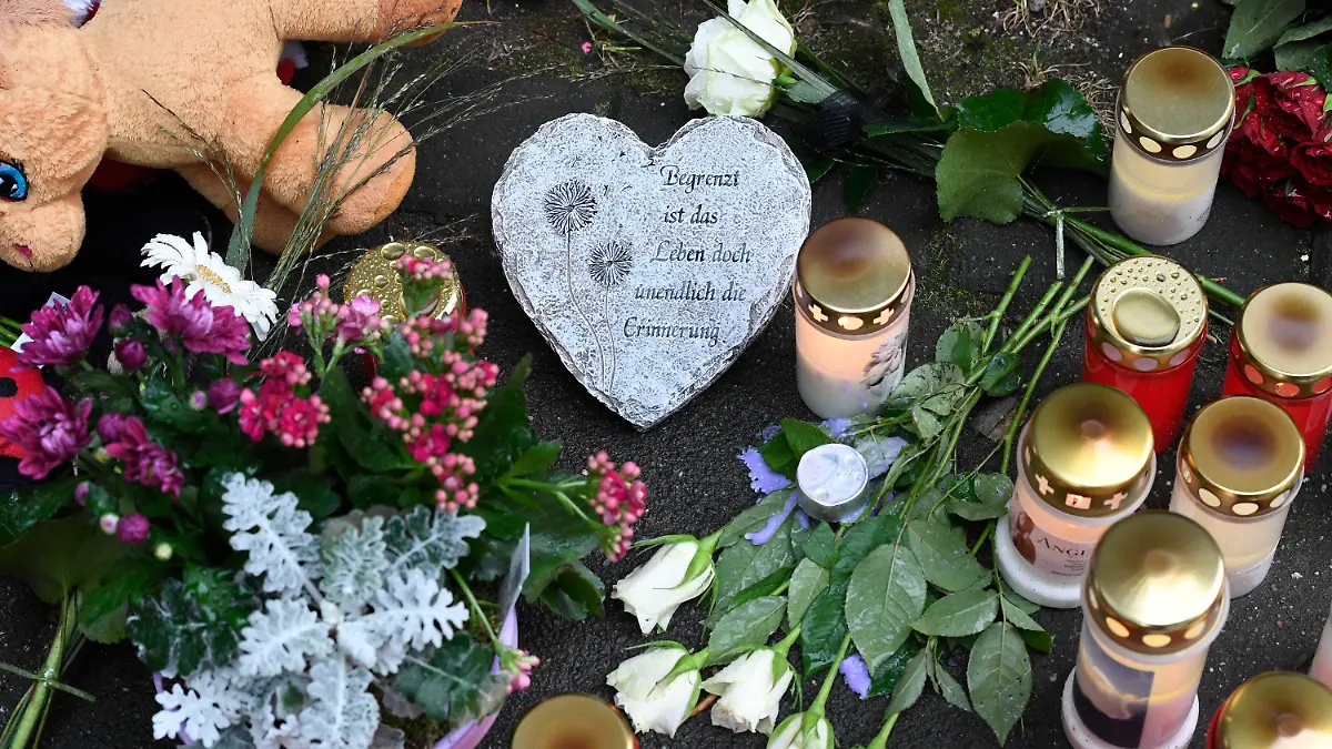 06.09.2020, Nordrhein-Westfalen, Solingen: Ihre Trauer haben die Menschen mit Kerzen und Blumen vor dem Haus zum Ausdruck gebracht, wo die Polizei fünf Kindern tot gefunden hat. Gegen die Mutter, die einen versuchten Suizid überlebt hat, hat die Staasanwaltschaft Haftbefehl erlassen. Gestern fand eine kleine Trauerfeier vor dem Haus statt. Foto: Roberto Pfeil/dpa +++ dpa-Bildfunk +++