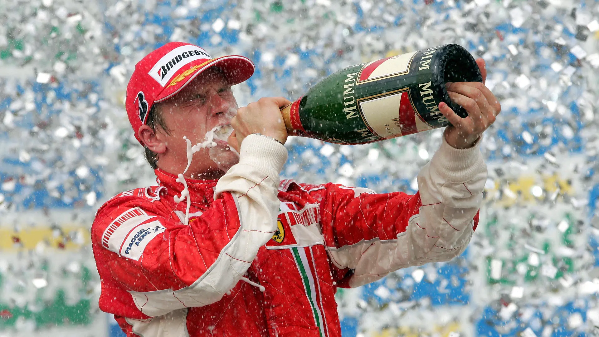 ARCHIV - 21.10.2007, Brasilien, Sao_Paulo: Ferrari-Pilot Kimi Räikkönen trinkt nach seinem Sieg beim Großen Preis von Brasilien in Sao Paulo Champagner. Der finnische Alfa-Romeo-Pilot ist bereits seit 2001 in der Motorsportkönigsklasse aktiv. Er wird am Donnerstag 40 Jahre alt. (zu dpa "Räikkönen von langer Formel-1-Zugehörigkeit selbst überrascht") Foto: Gero Breloer/dpa +++ dpa-Bildfunk +++