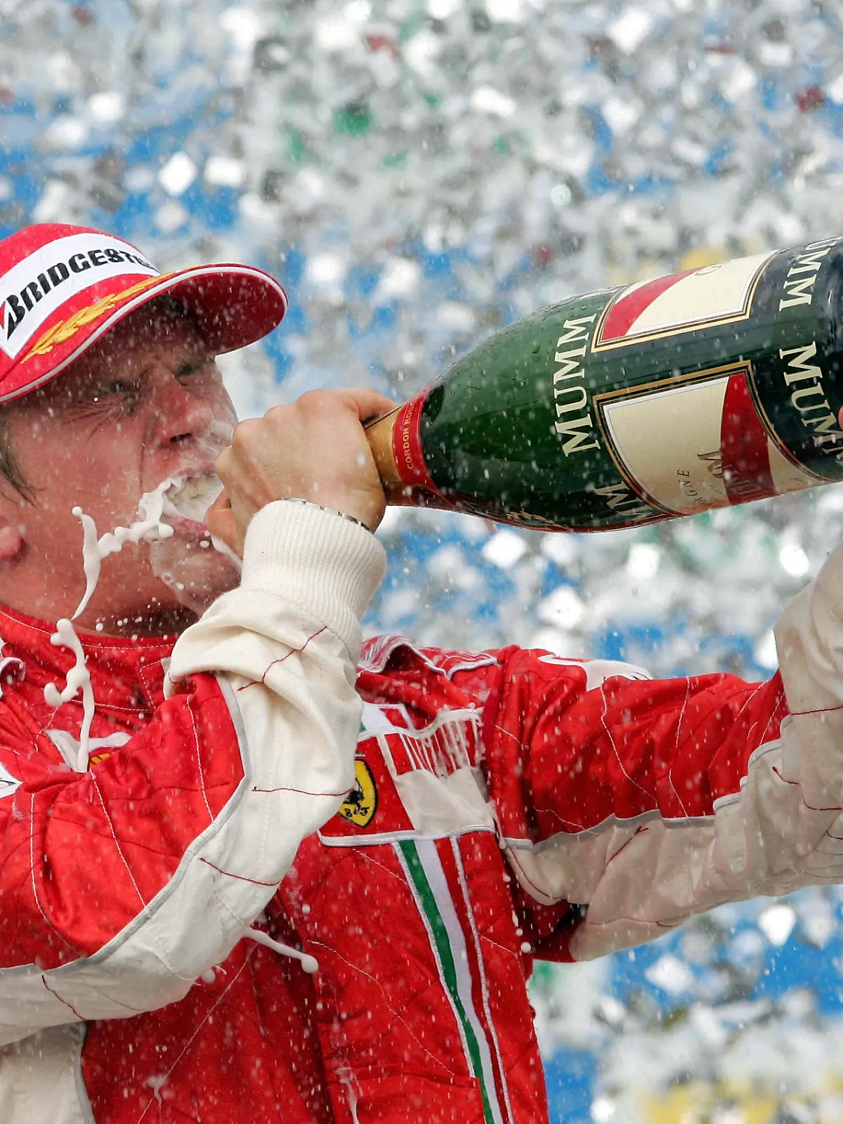 ARCHIV - 21.10.2007, Brasilien, Sao_Paulo: Ferrari-Pilot Kimi Räikkönen trinkt nach seinem Sieg beim Großen Preis von Brasilien in Sao Paulo Champagner.  Der finnische Alfa-Romeo-Pilot ist bereits seit 2001 in der Motorsportkönigsklasse aktiv. Er wird am Donnerstag 40 Jahre alt. (zu dpa "Räikkönen von langer Formel-1-Zugehörigkeit selbst überrascht") Foto: Gero Breloer/dpa +++ dpa-Bildfunk +++