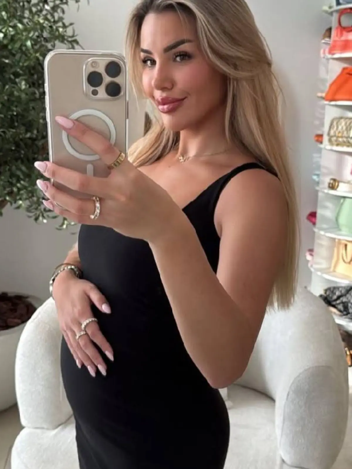 Kim Virginia und ihr kleiner „Blähbauch”