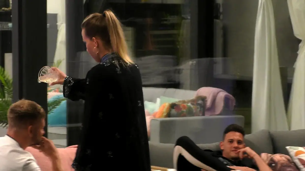 Jacky kippt Paul ihr Getränk über den Kopf Streit bei "Ex on the Beach" eskaliert