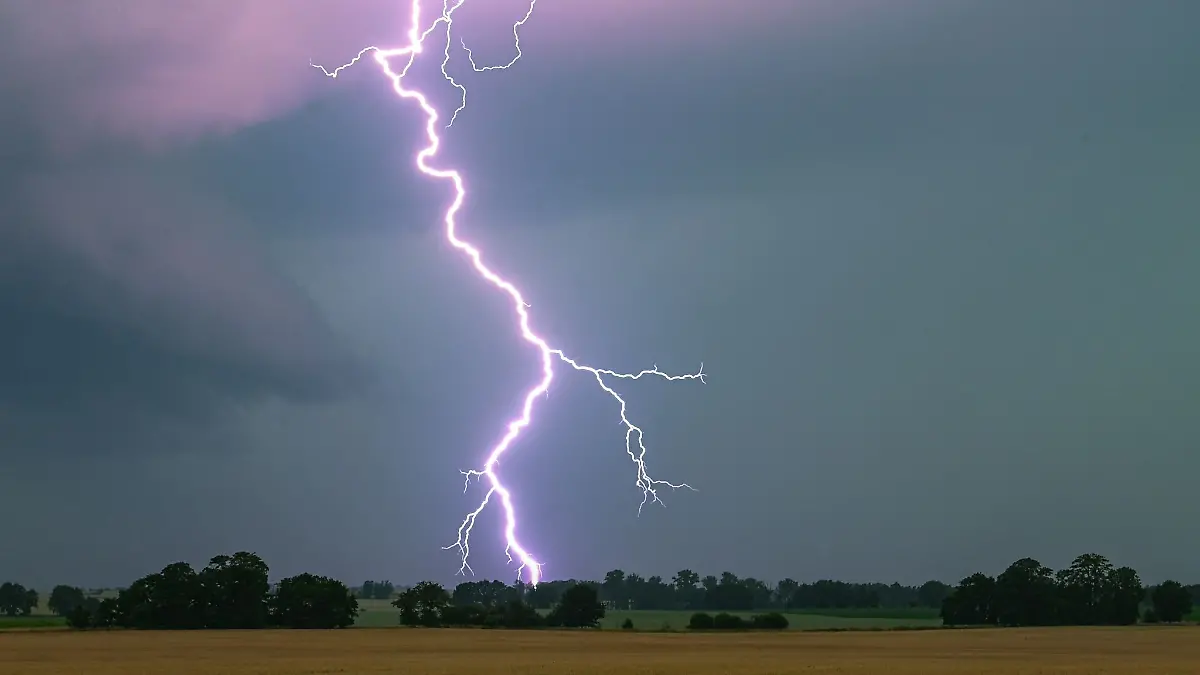 Regen, Blitz und Donner - Menschen in Hessen müssen sich auf graues Frühlingswetter einstellen. (Symbolbild)