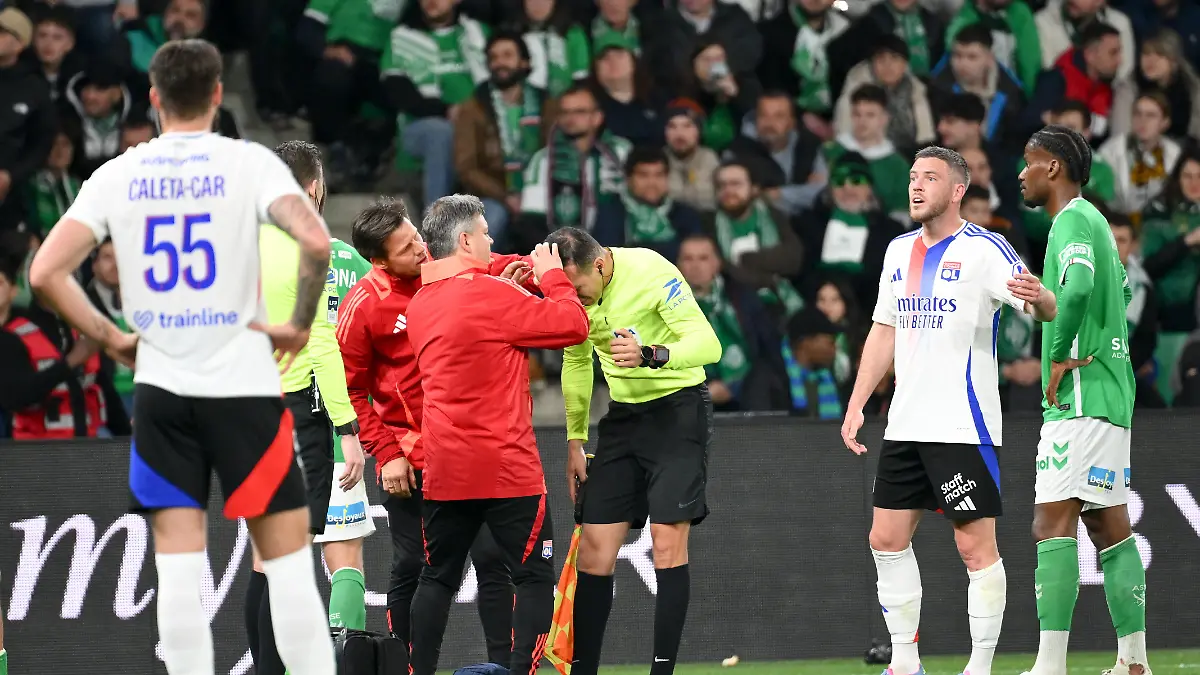 Linienrichter Mehdi Rahmouni wird von Sanitätern behandelt.