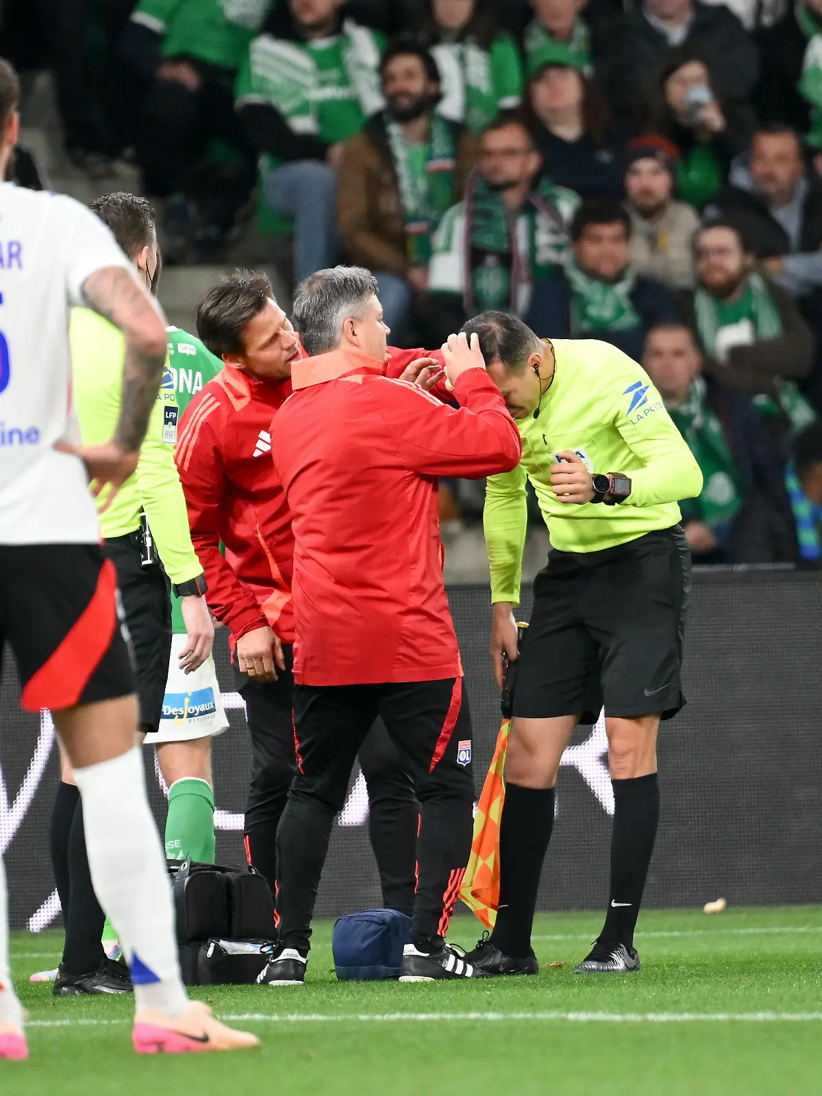 Linienrichter Mehdi Rahmouni wird von Sanitätern behandelt.