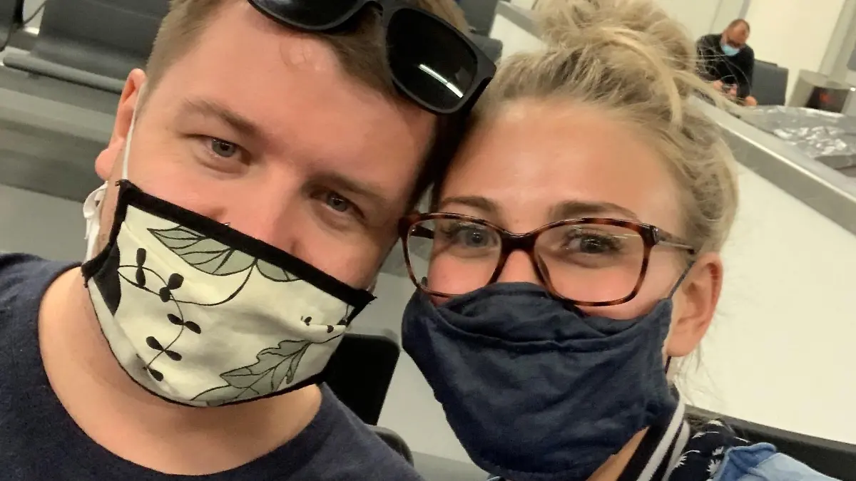 Mann und Frau die Maske tragen