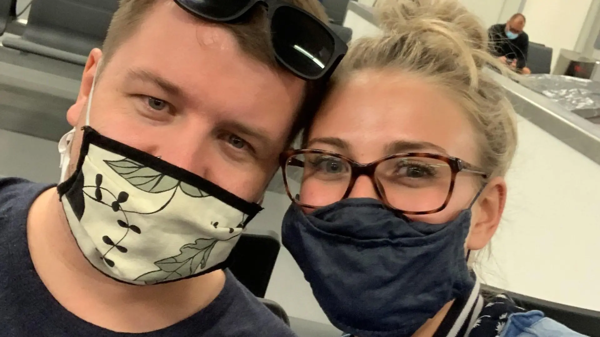 Mann und Frau die Maske tragen
