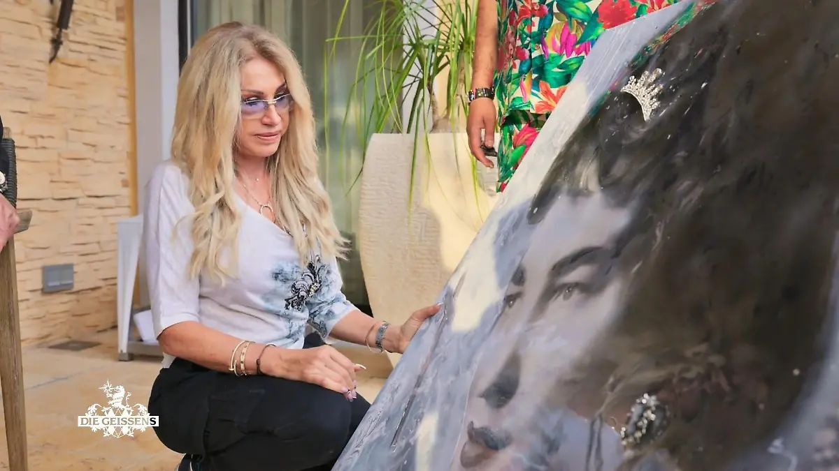 Carmen Geiss vor dem Gemälde ihrer Mama.