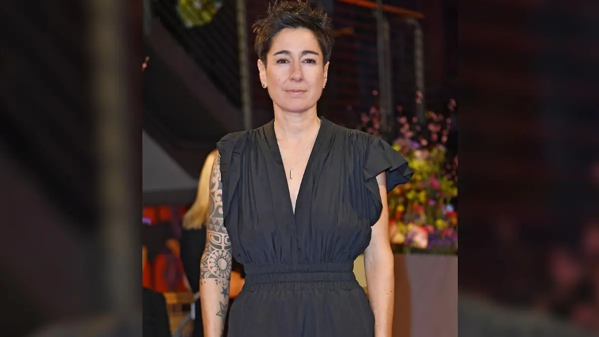 Moderatorin Dunja Hayali zeigt auf dem roten Teppich ihre Tattoos